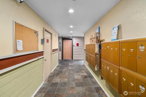 $250,000 | 9512 1st Avenue Northeast, Unit 202, Seattle, WA 98115