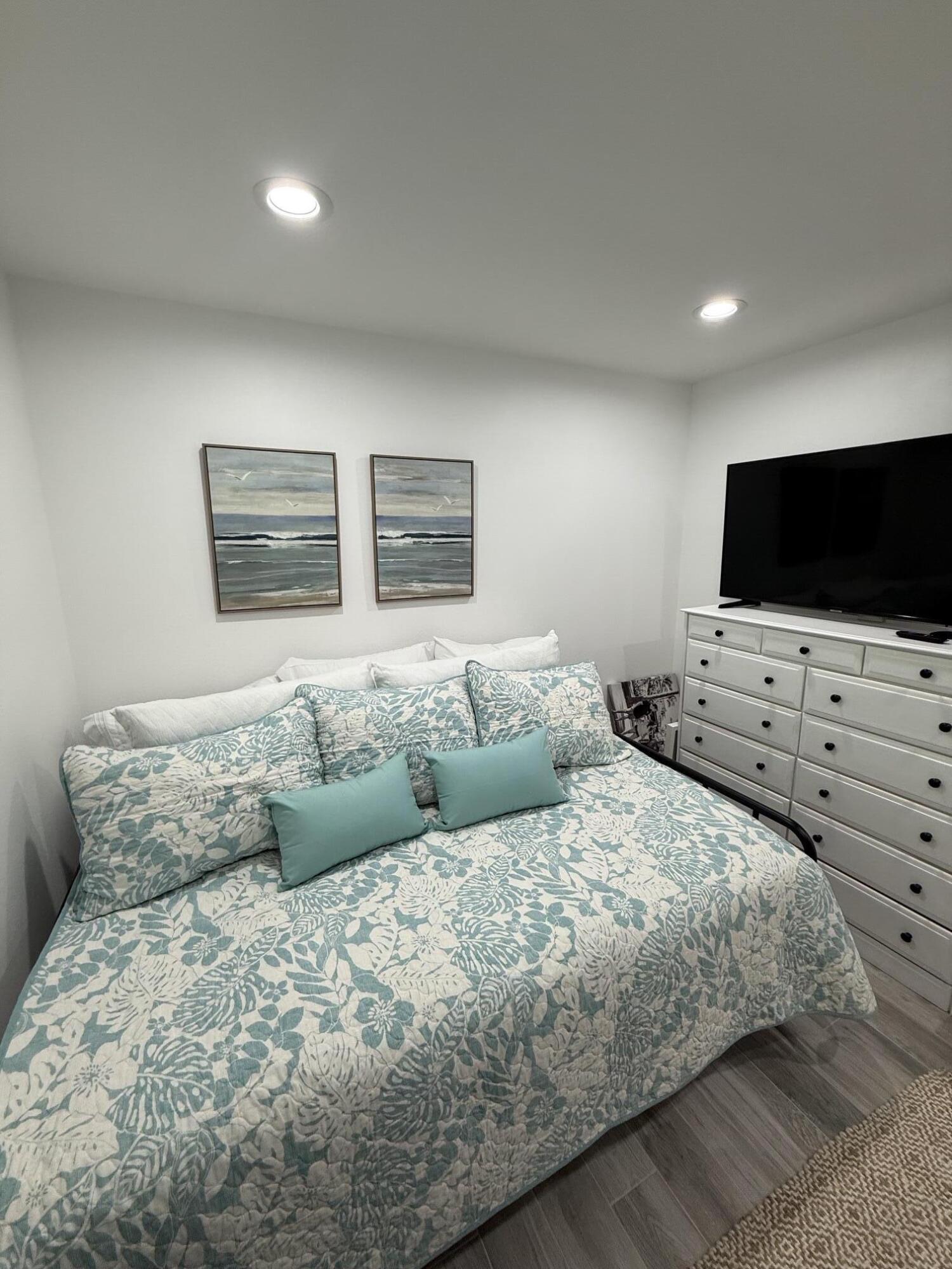 37081 Palmdale Road Rancho Mirage, CA 92270 - Photo 28 of 46 a bedroom with a bed and a flat screen tv