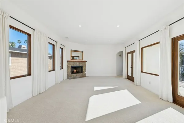 a view of livingroom with furniture and ceiling fan