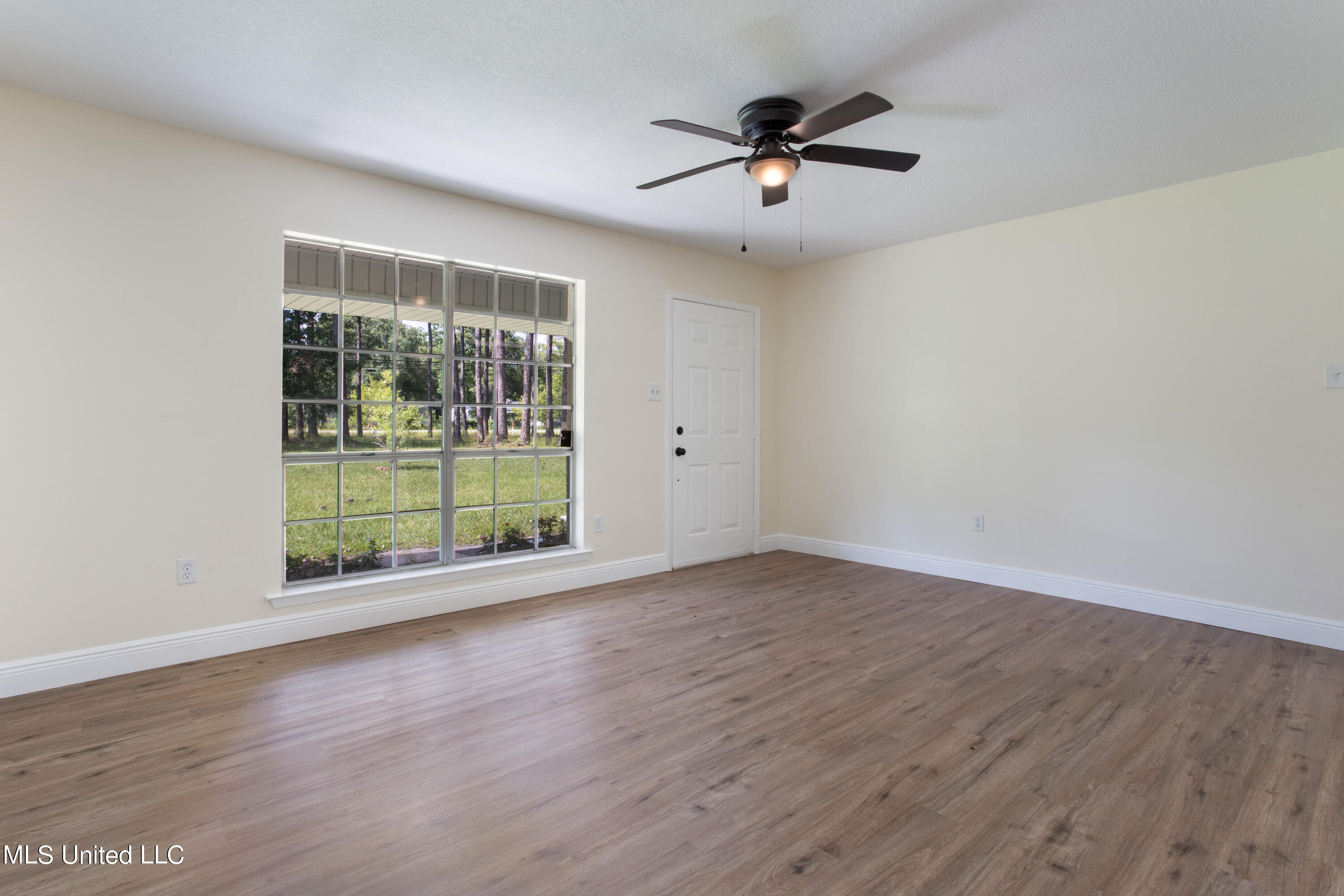 7473 Woolmarket Road Biloxi, MS 39532 - Photo 4 of 35 Living Area