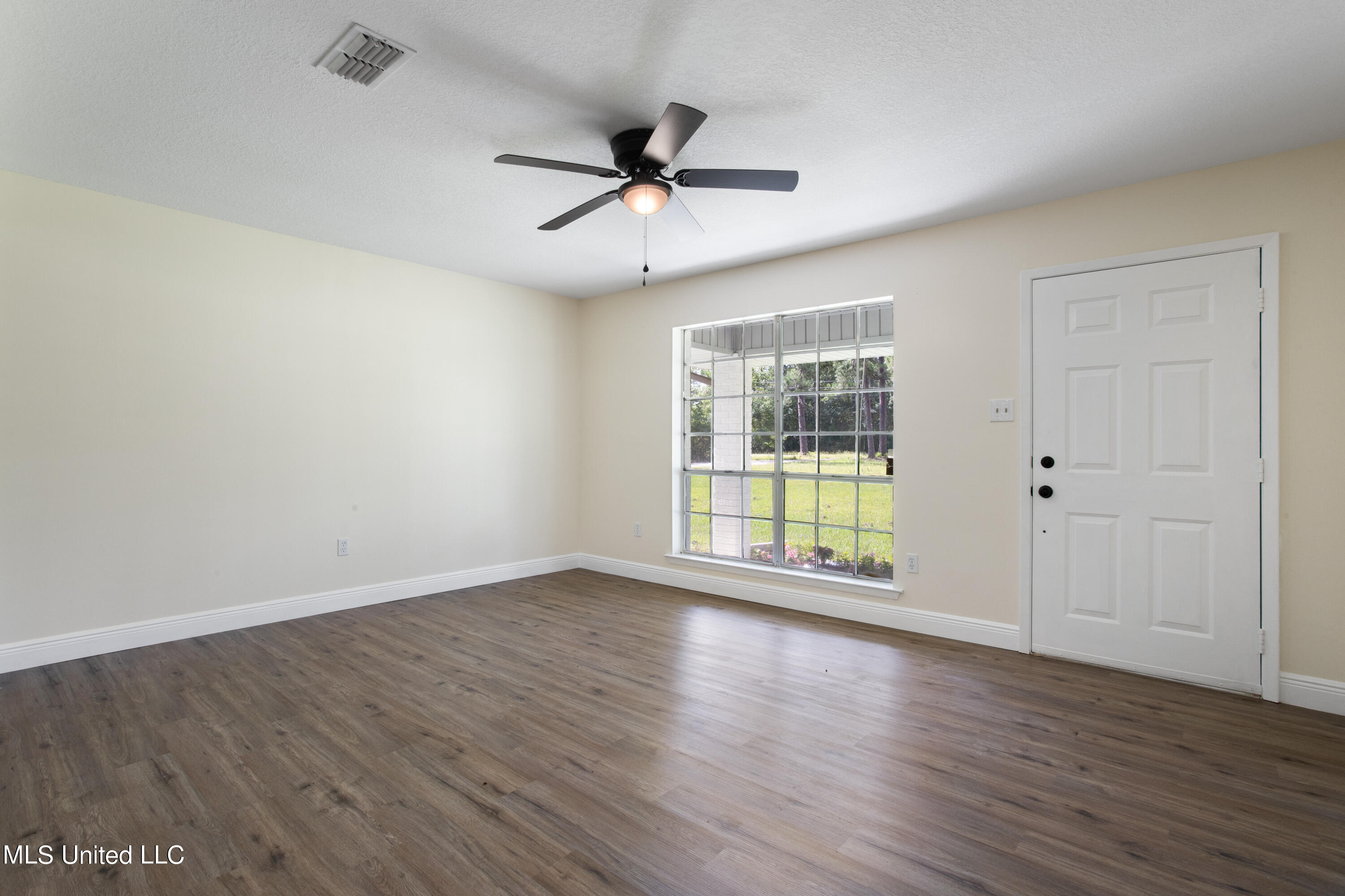 7473 Woolmarket Road Biloxi, MS 39532 - Photo 5 of 35 Living Area