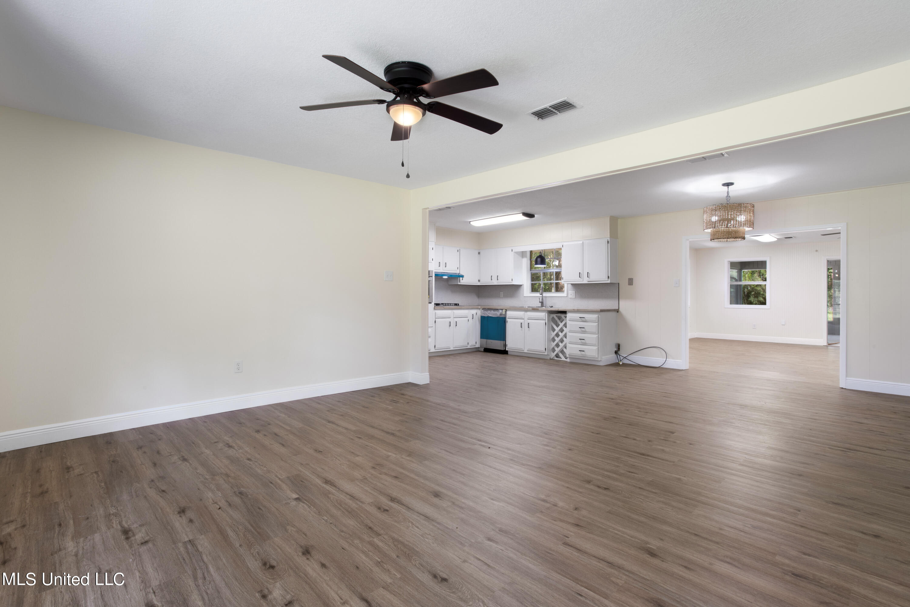 7473 Woolmarket Road Biloxi, MS 39532 - Photo 6 of 35 Living Area