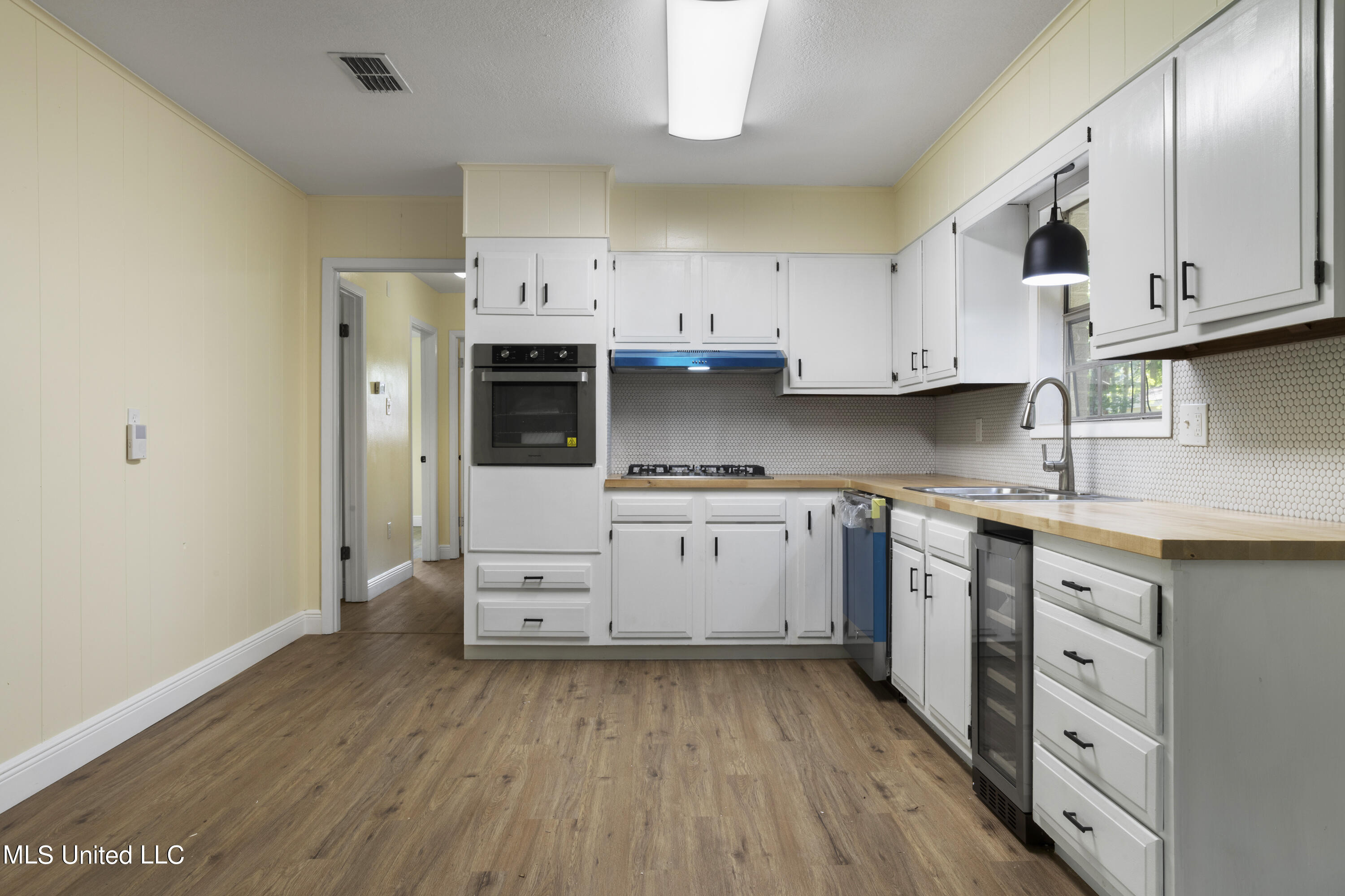 7473 Woolmarket Road Biloxi, MS 39532 - Photo 9 of 35 Kitchen