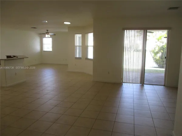 a view of empty room with window