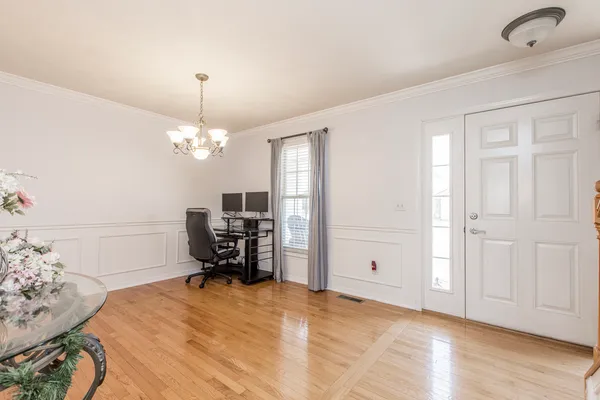 a view of a livingroom with furniture