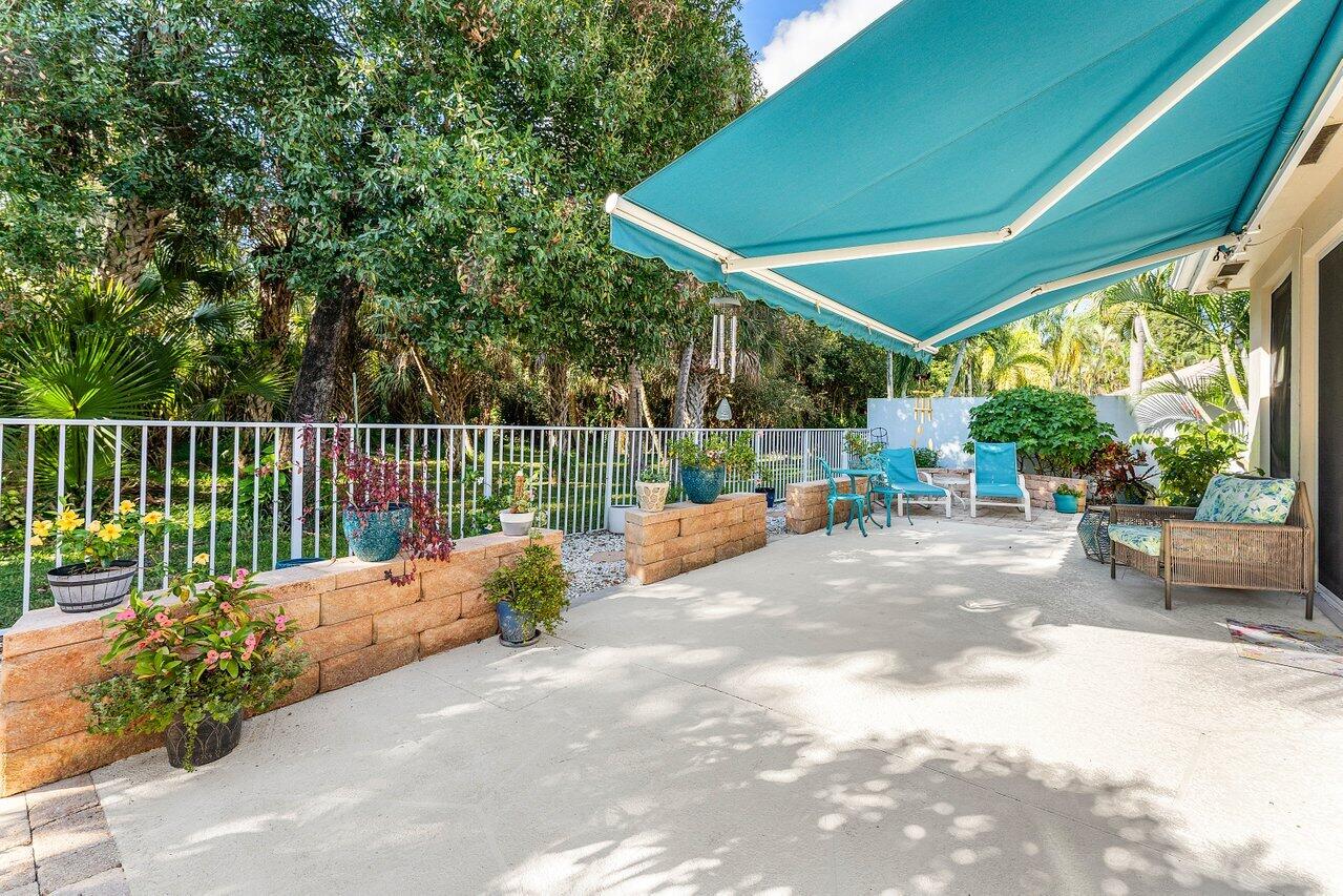 198 Hampton Circle Jupiter, FL 33458 - Photo 29 of 32 a view of garden with patio