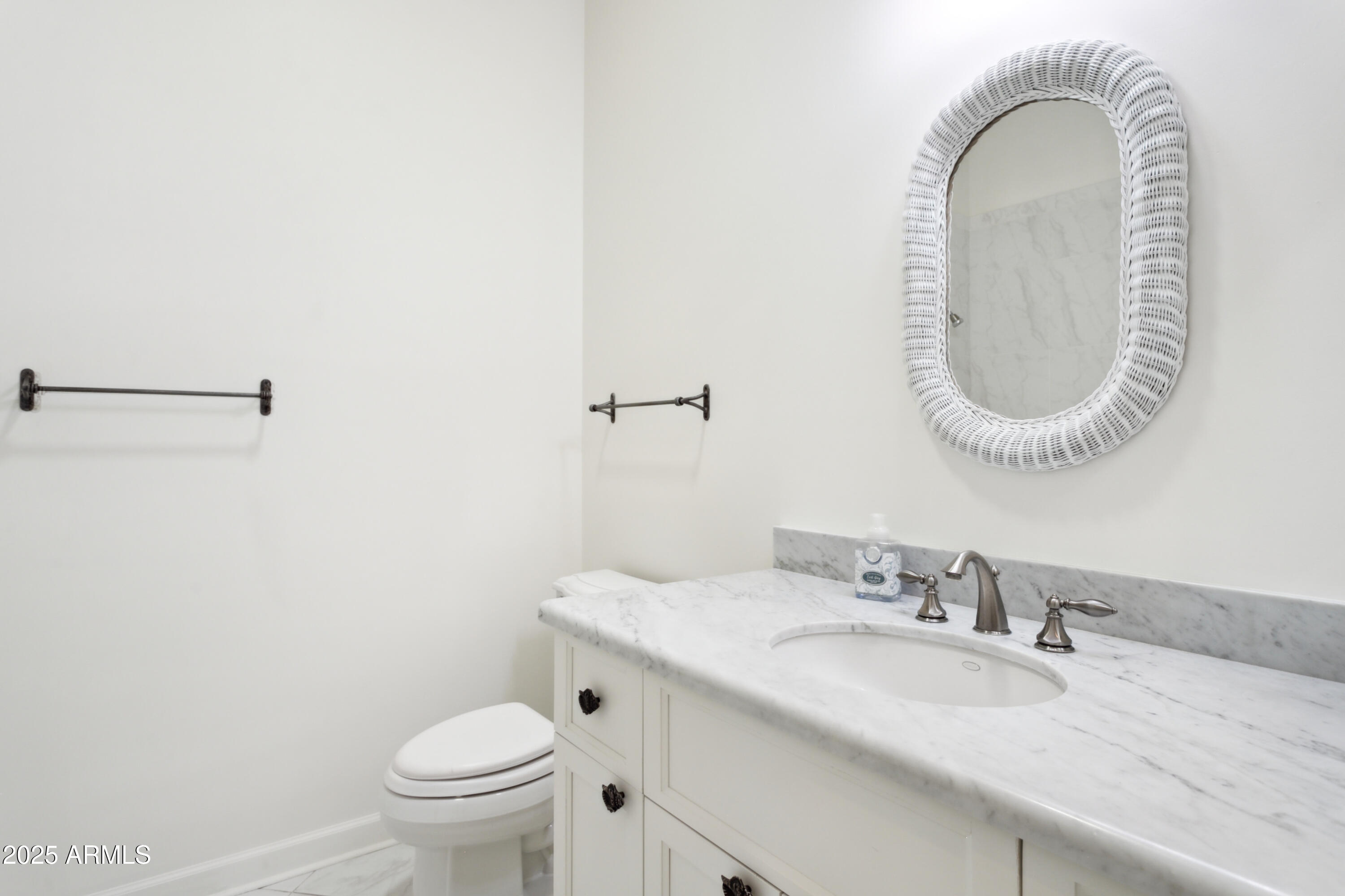 316 East Bethany Home Road Phoenix, AZ 85012 - Photo 32 of 41 3rd Bathroom