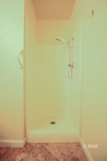 941 West Boston Avenue Ridgecrest, CA 93555 - Photo 21 of 23 a bathroom with a shower