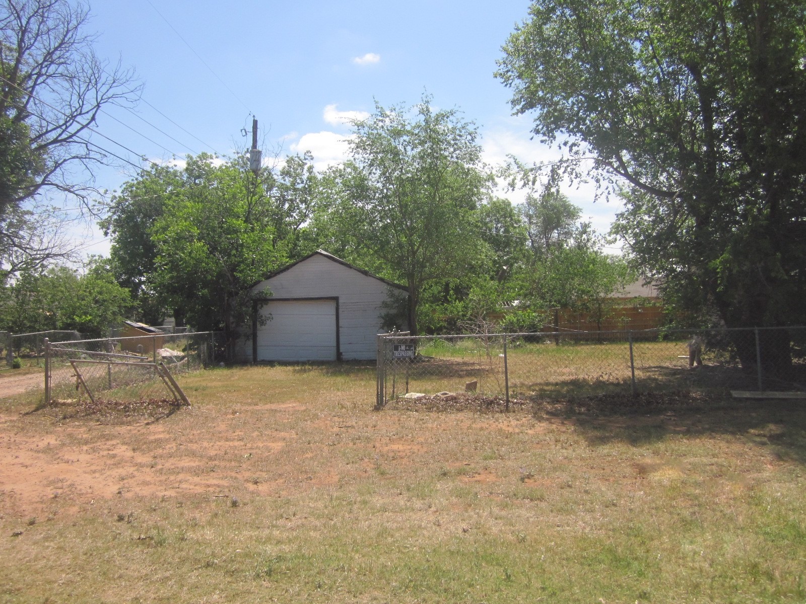 401 Ave F Southeast Childress, TX 79201 - Photo 6 of 10 a backyard of a house