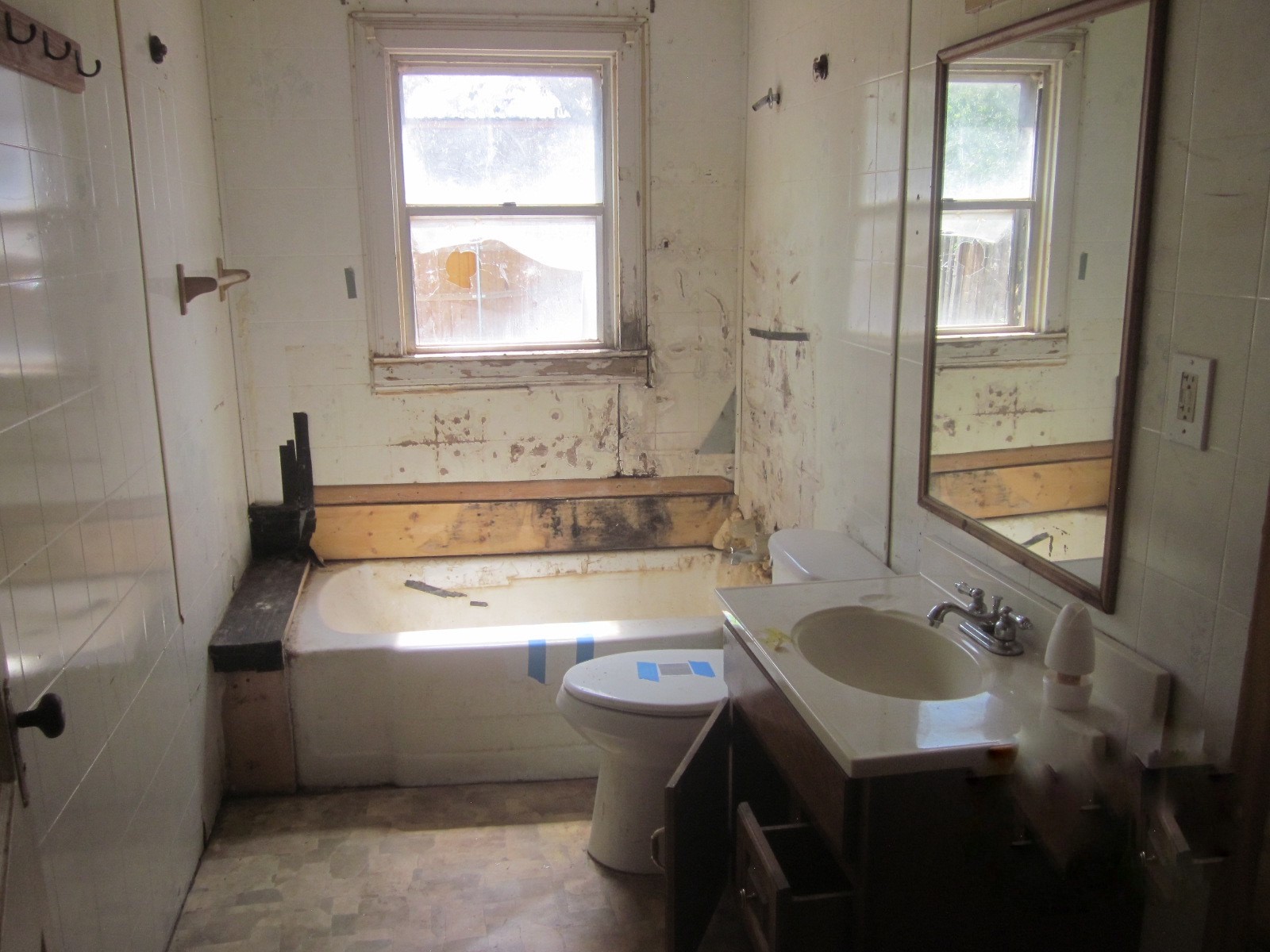 401 Ave F Southeast Childress, TX 79201 - Photo 7 of 10 a bathroom with a sink toilet and tub