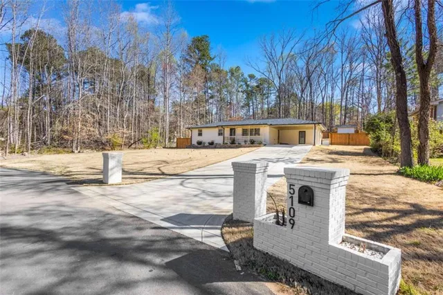 a view of a house with backyard