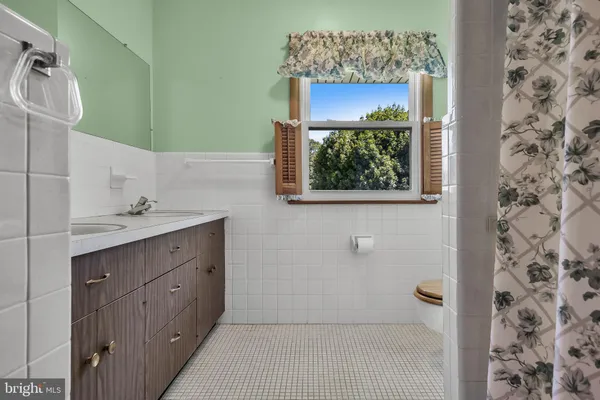 a view of entryway with livingroom