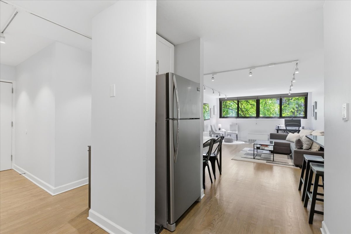 30 East Division Street, Unit 2A Chicago, IL 60610 - Photo 6 of 11