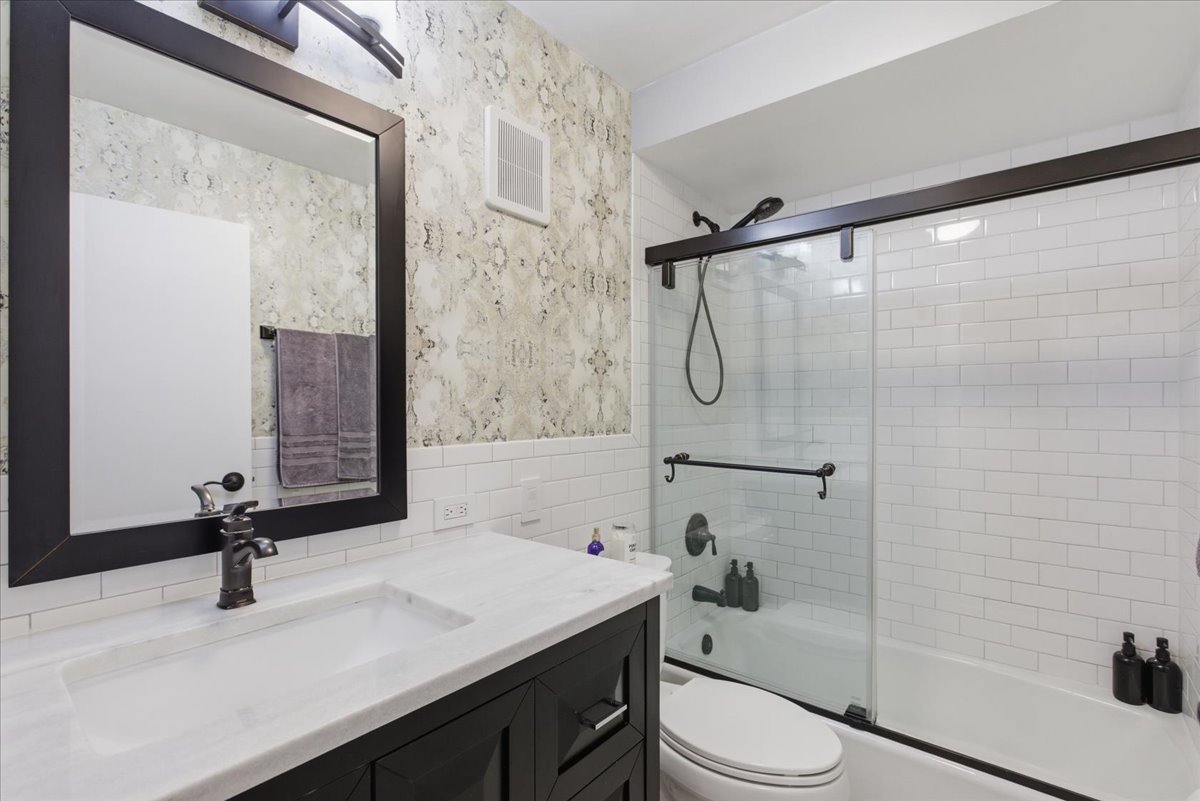 30 East Division Street, Unit 2A Chicago, IL 60610 - Photo 9 of 11