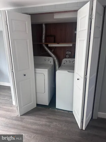 a view of empty room with window