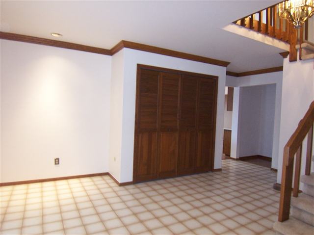 157 Meadow Ln Circle Rochester, MI 48307 - Photo 3 of 21 31038389-2.JPG