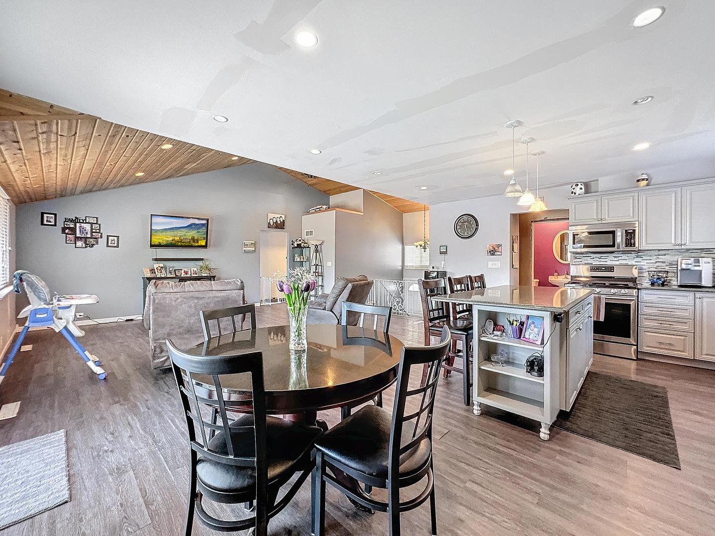 4708 Timberlane Road Crystal Lake, IL 60014 - Photo 15 of 27 Gallery Image 15