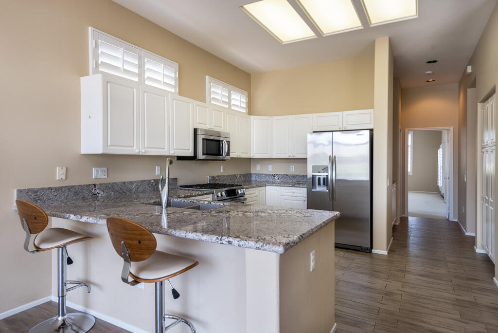 39507 Manorgate Road Palm Desert, CA 92211 - Photo 8 of 38 39507manorgaterd-lr-8