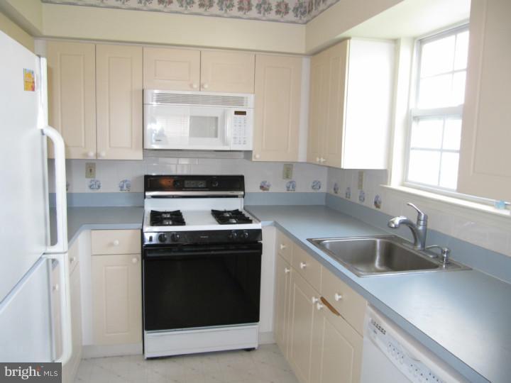 5480 Rinker Circle, Unit 312 Doylestown, PA 18902 - Photo 5 of 13 Kitchen