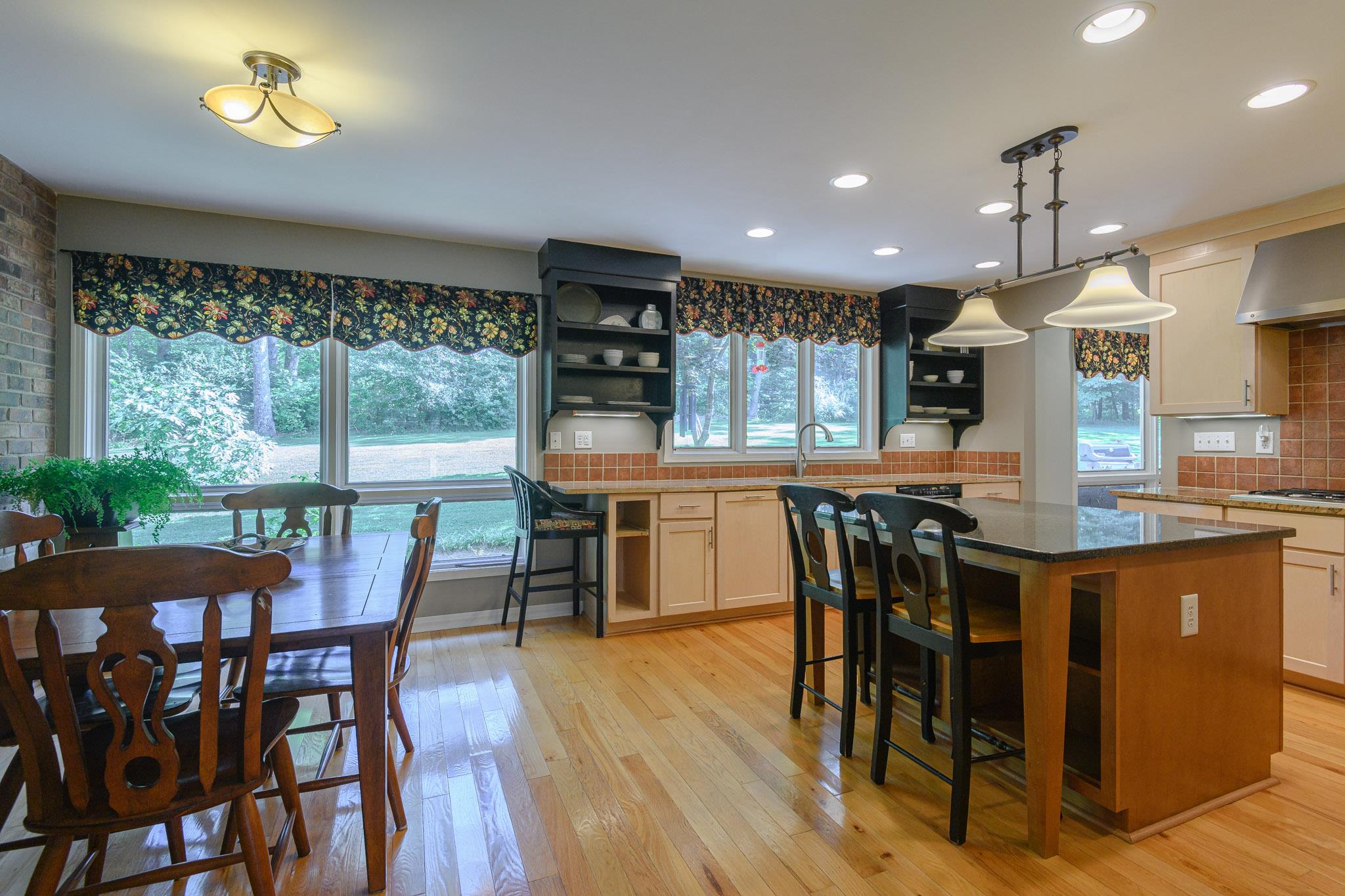 Eat in breakfast nook 
