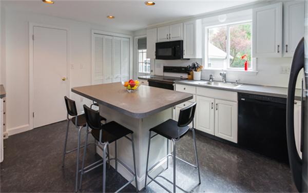 87 Higgins Road Framingham, MA 01701 - Photo 2 of 20 Gallery Image 2