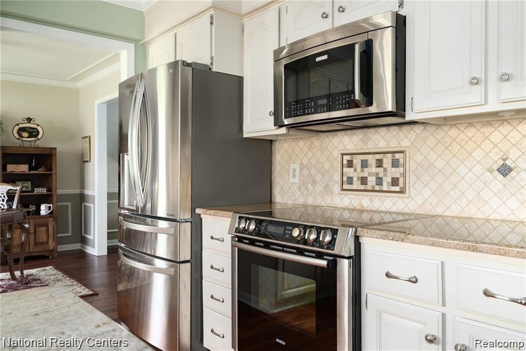 2330 Dutton Road Rochester, MI 48306 - Photo 14 of 40 Newer stainless steel appliances