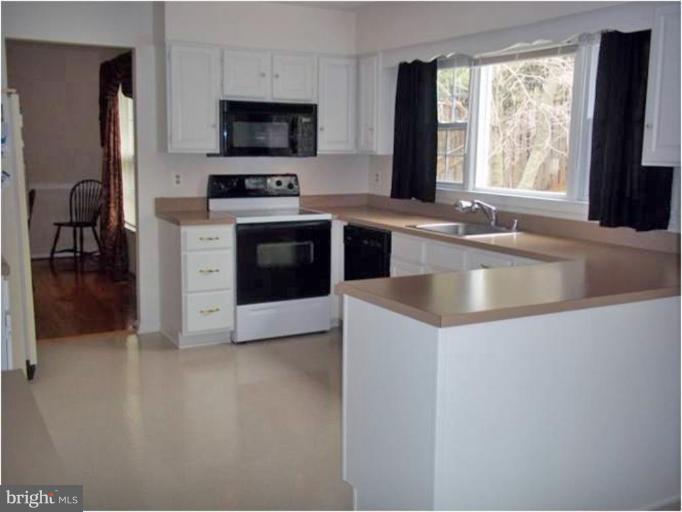 127 Environs Road Sterling, VA 20165 - Photo 4 of 10 Kitchen