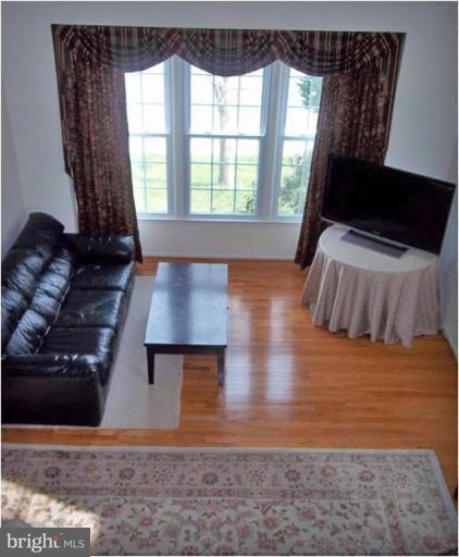 127 Environs Road Sterling, VA 20165 - Photo 9 of 10 Living Room