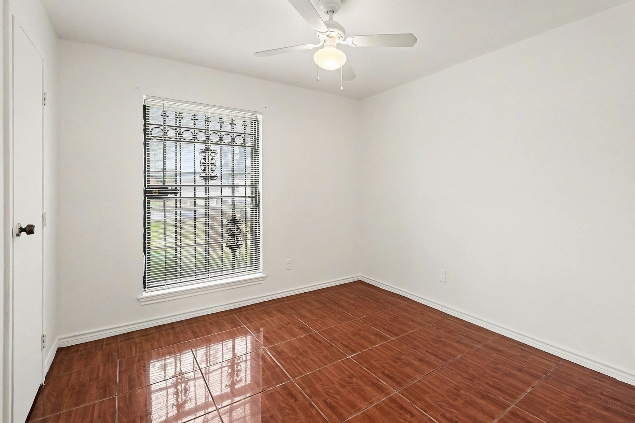 8138 Constellation Lane Houston, TX 77075 - Photo 15 of 16 an empty room with a window