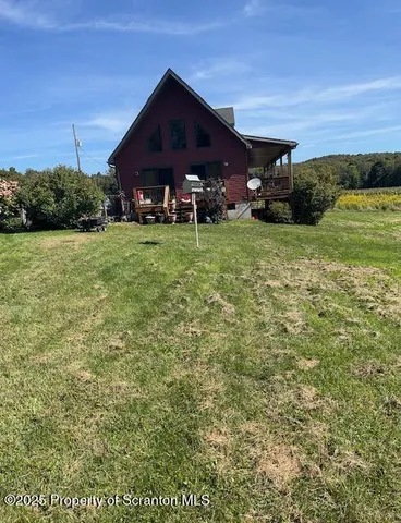 a view of an house with backyard