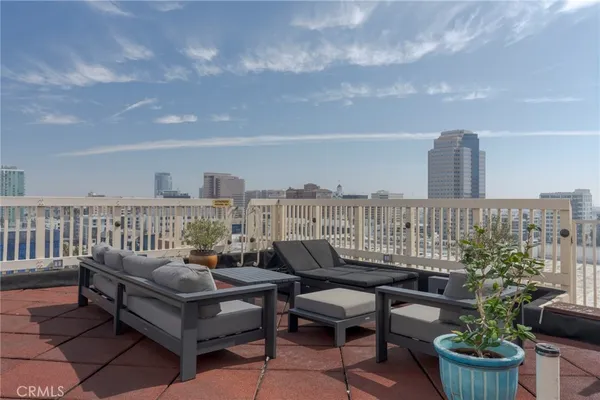 $299,000 | 315 West 3rd Street, Unit 710, Long Beach, CA 90802