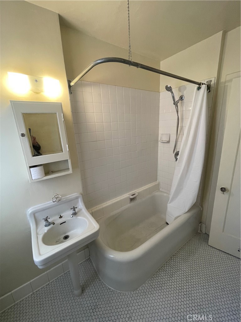 315 West 3rd Street, Unit 710 Long Beach, CA 90802 - Photo 10 of 14 a bathroom with a tub a sink and a mirror