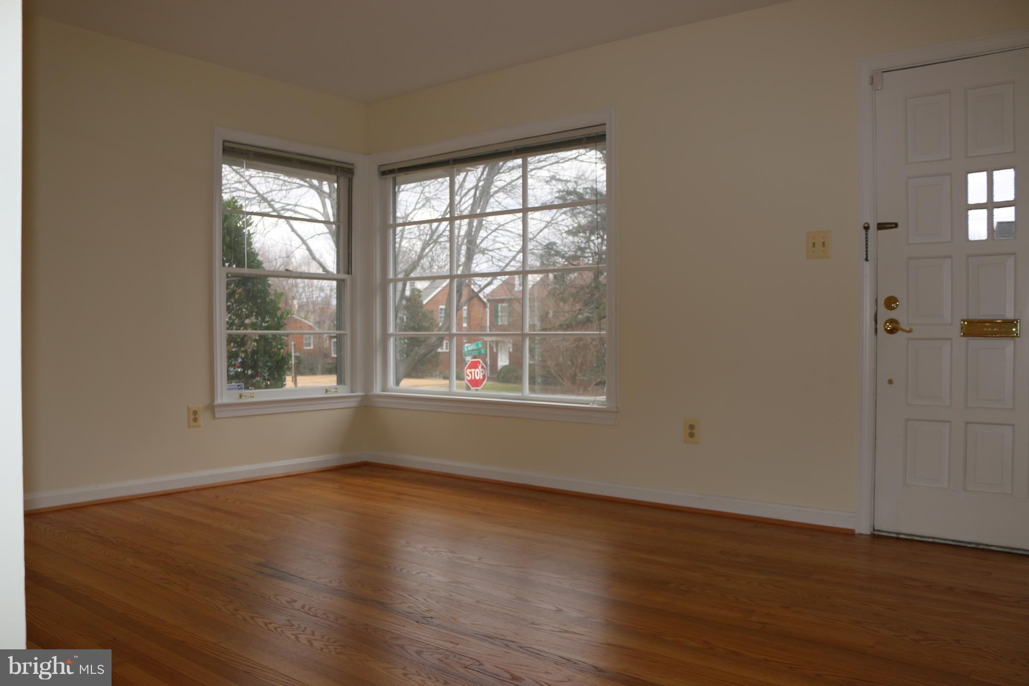 306 Russell Road Alexandria, VA 22301 - Photo 2 of 10 Living Room