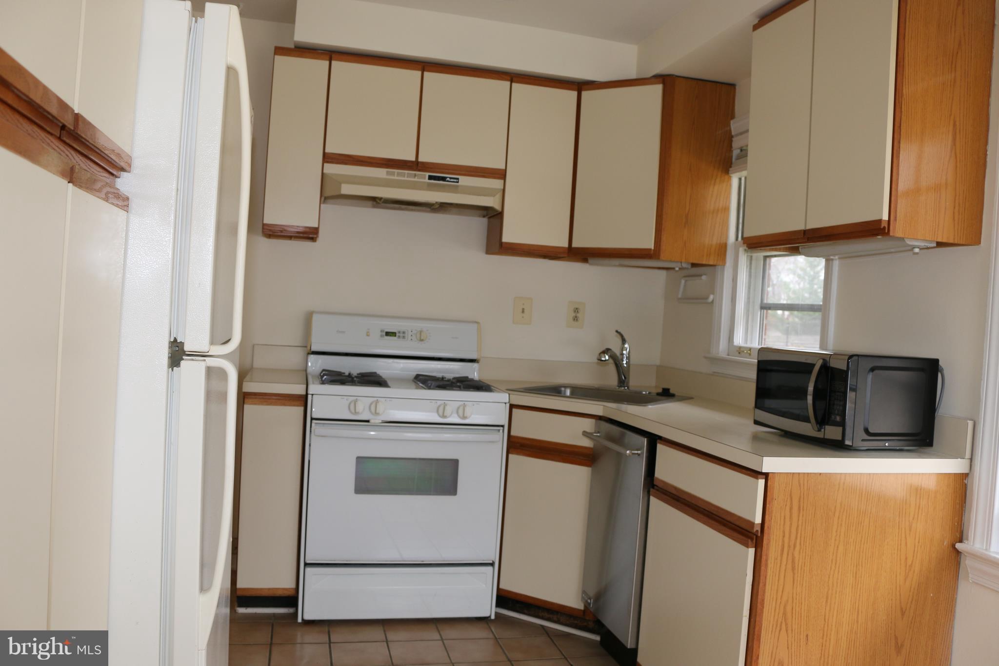306 Russell Road Alexandria, VA 22301 - Photo 3 of 10 Kitchen