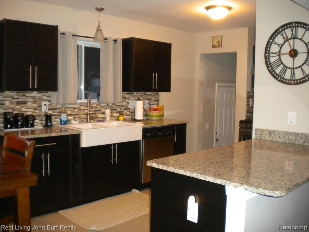 628 Crescent Lake Road Waterford, MI 48327 - Photo 11 of 28 2015-08-06 10.15