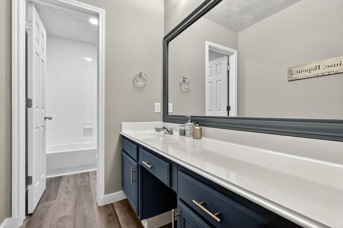 20926 Trellis Lane Houston, TX 77073 - Photo 19 of 22 Secondary bathroom includes a spacious vanity, laminate flooring and a tub/shower combo.