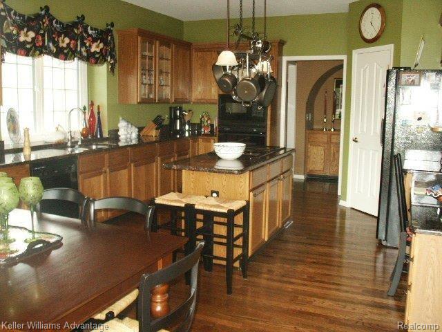 4958 Lexington Court Rochester, MI 48306 - Photo 6 of 17 Inviting Eat In Granite Kitchen