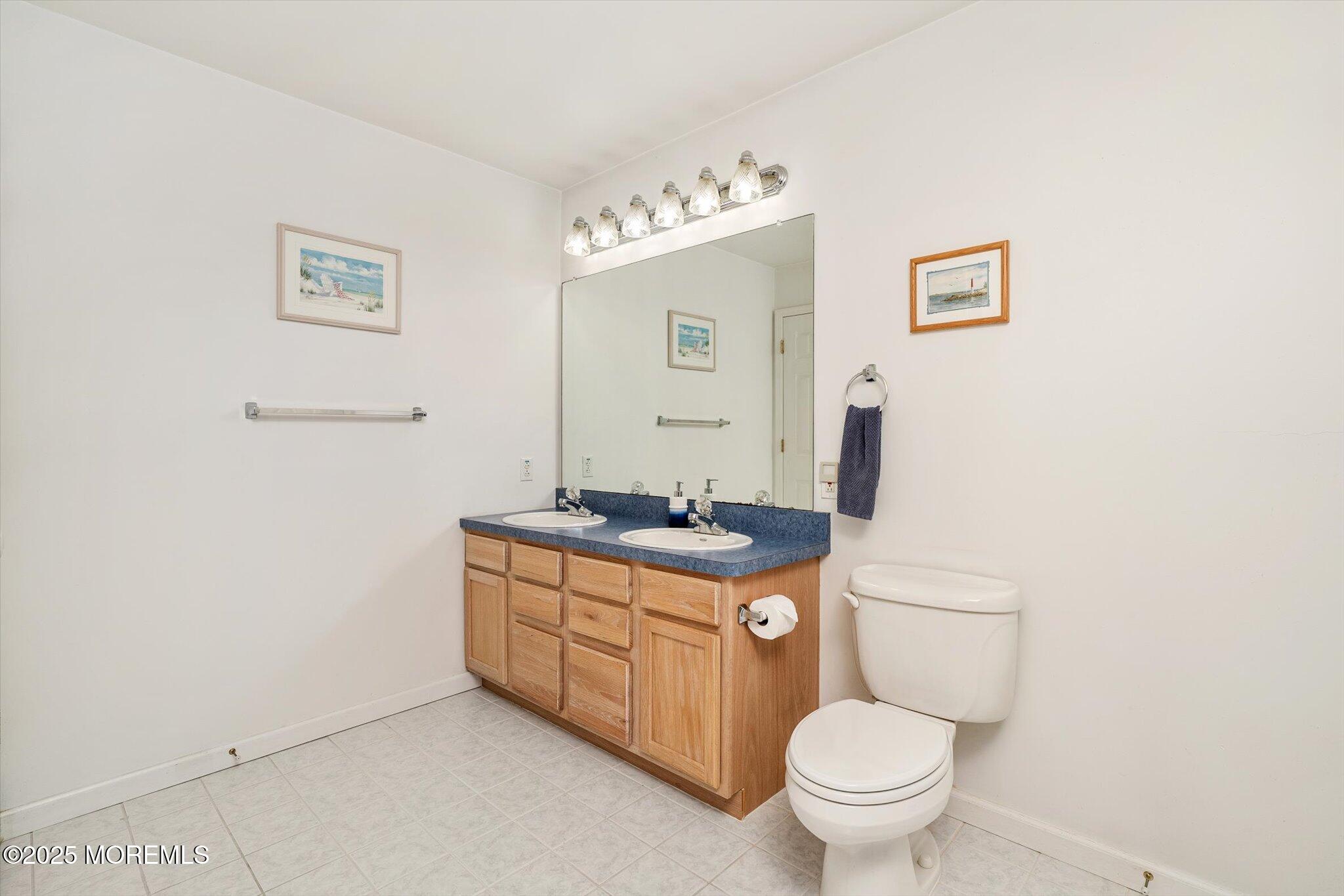 90 Sanders Lane Cream Ridge, NJ 08514 - Photo 22 of 48 a bathroom with a toilet a sink and mirror