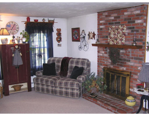 7 Bellingham Road Blackstone, MA 01504 - Photo 5 of 12 Gallery Image 5