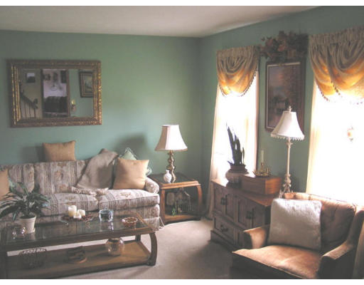 7 Bellingham Road Blackstone, MA 01504 - Photo 6 of 12 Gallery Image 6