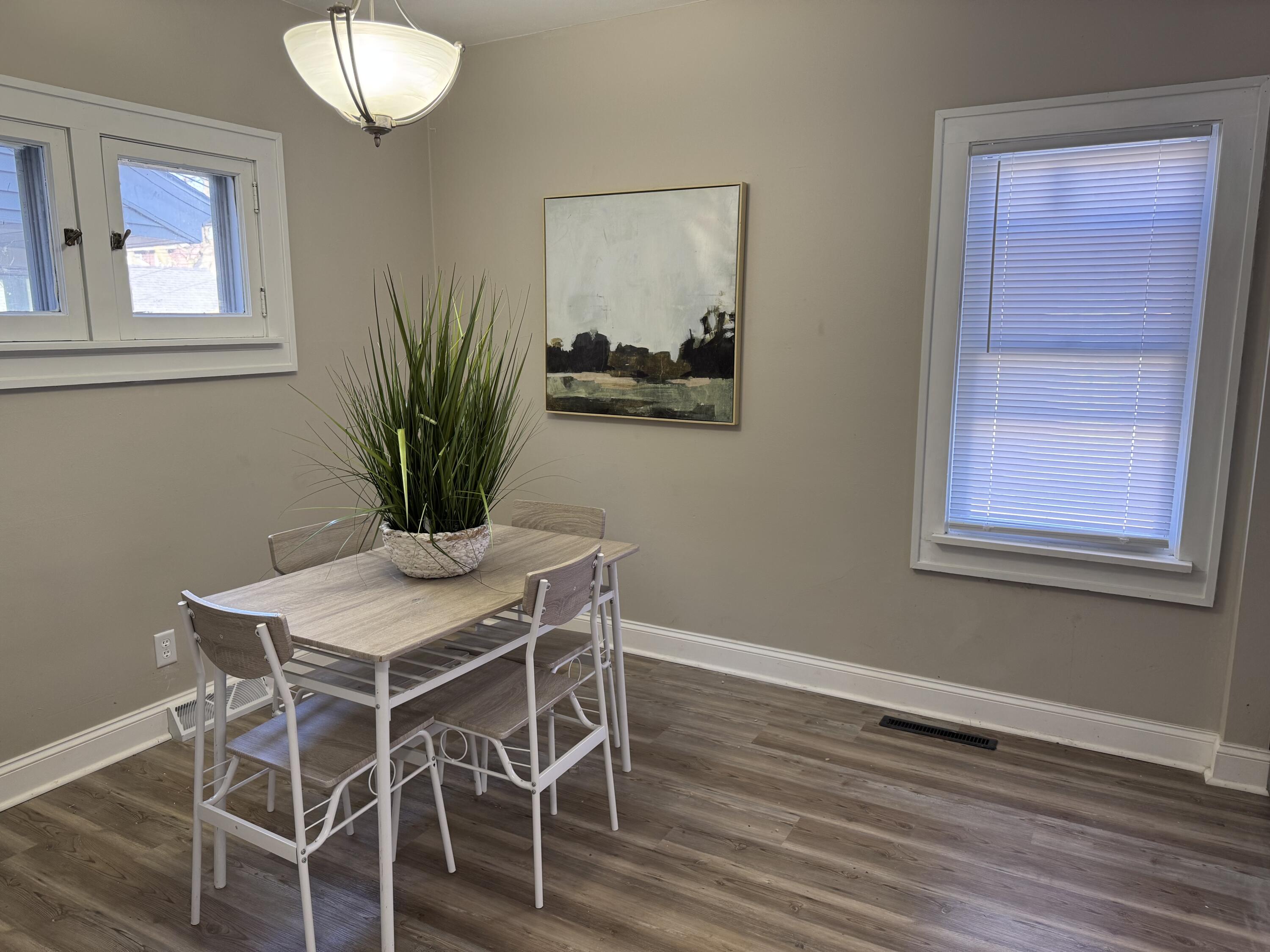 3716 West Branting Lane Milwaukee, WI 53215 - Photo 2 of 19 IMG_4726