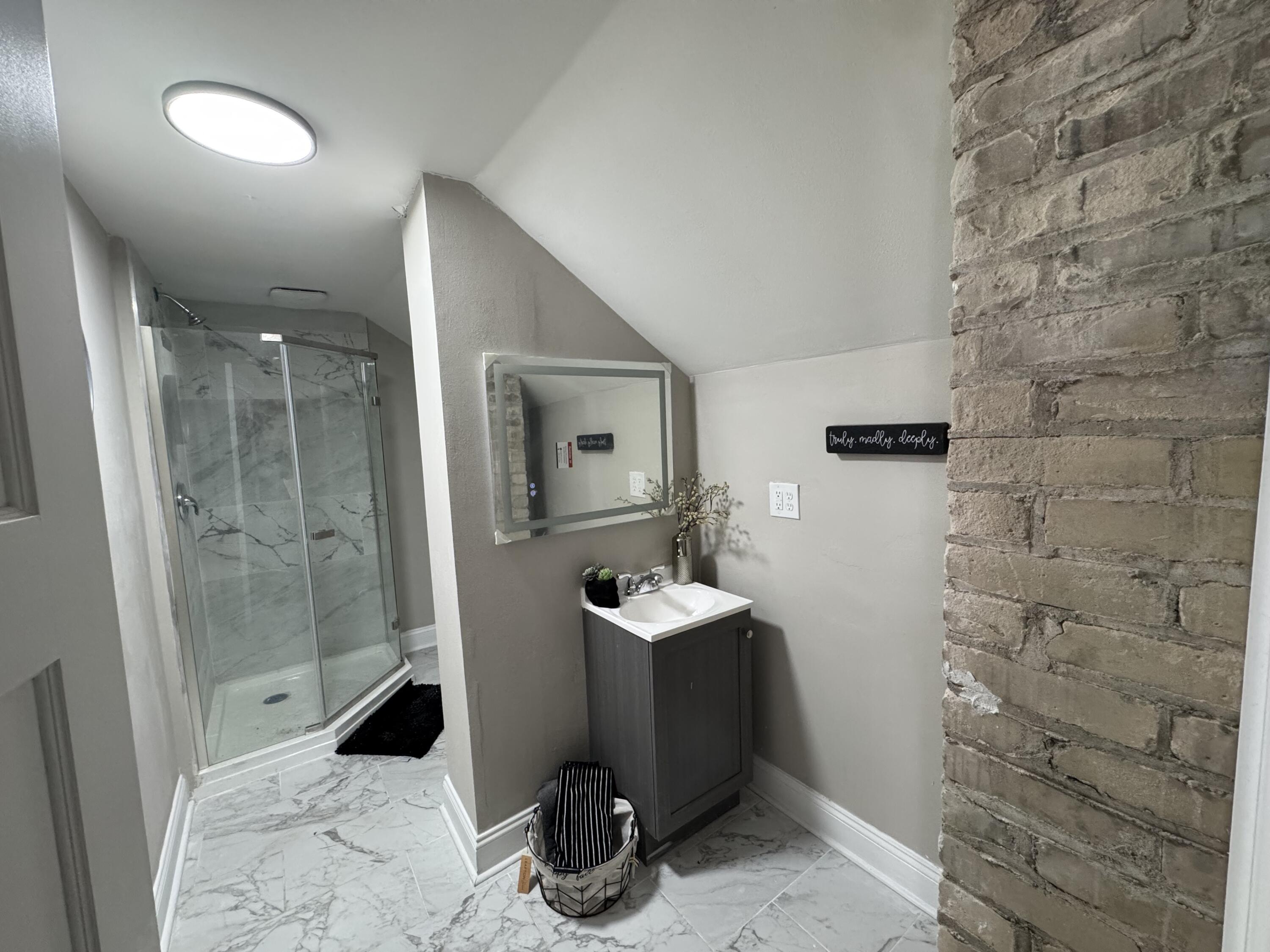 3716 West Branting Lane Milwaukee, WI 53215 - Photo 10 of 19 IMG_4732