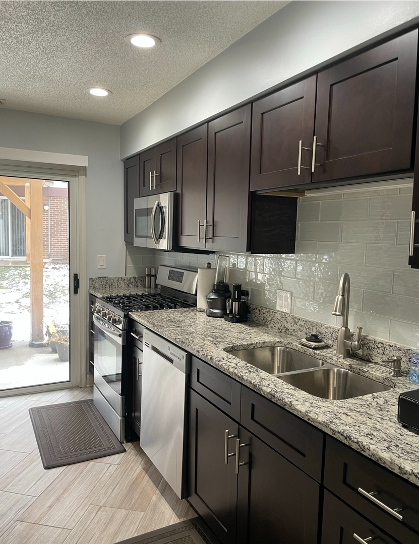 43 West Fern Court, Unit 125 Palatine, IL 60067 - Photo 3 of 15