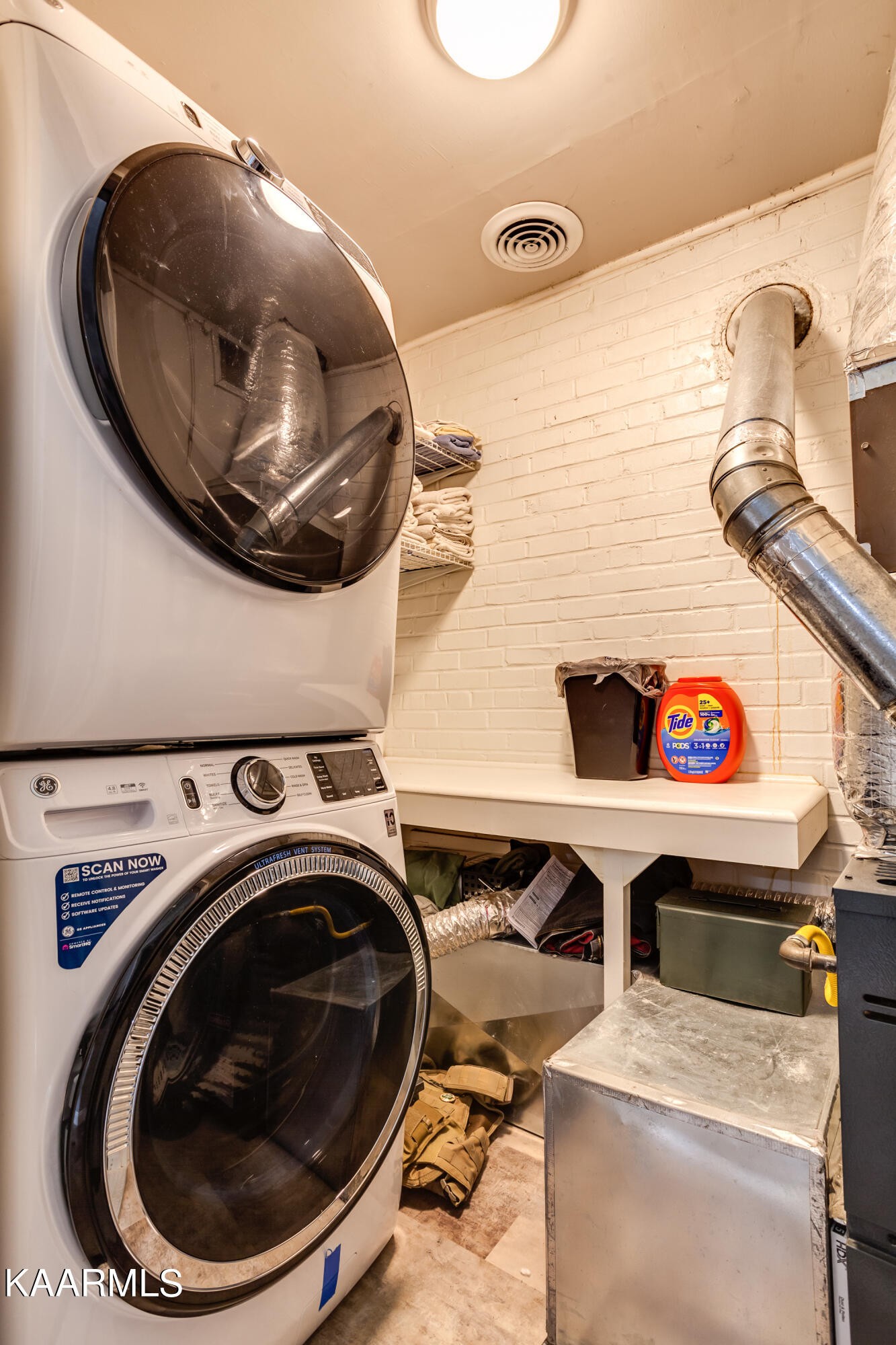303 West Faunce Road Oak Ridge, TN 37830 - Photo 20 of 28 a utility room with a washer and dryer