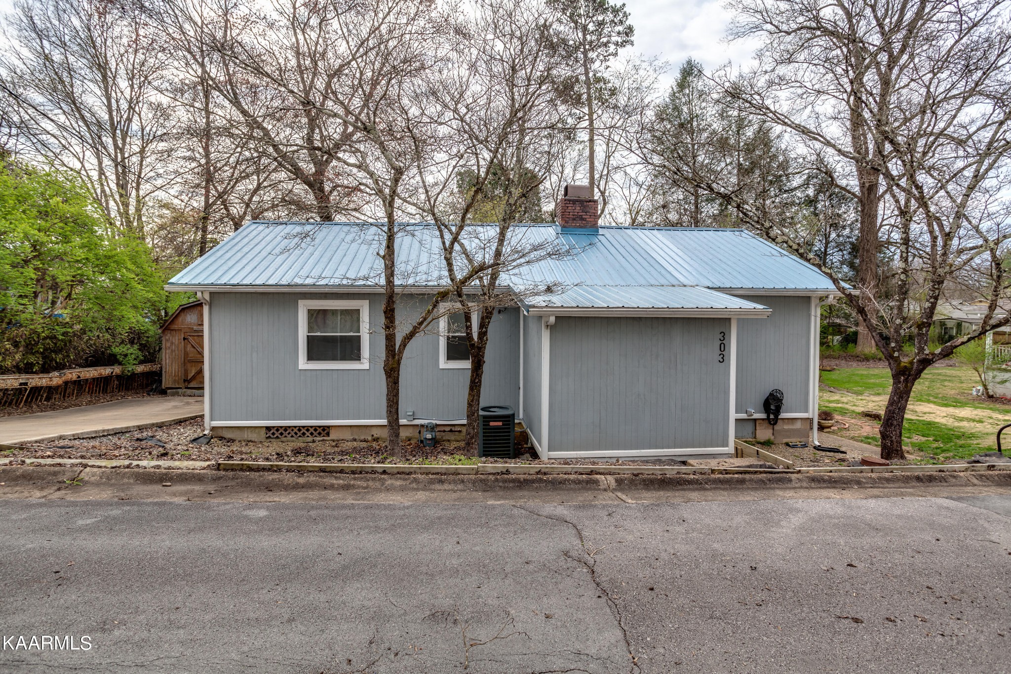 303 West Faunce Road Oak Ridge, TN 37830 - Photo 4 of 28 a view of a house with a yard and large tree