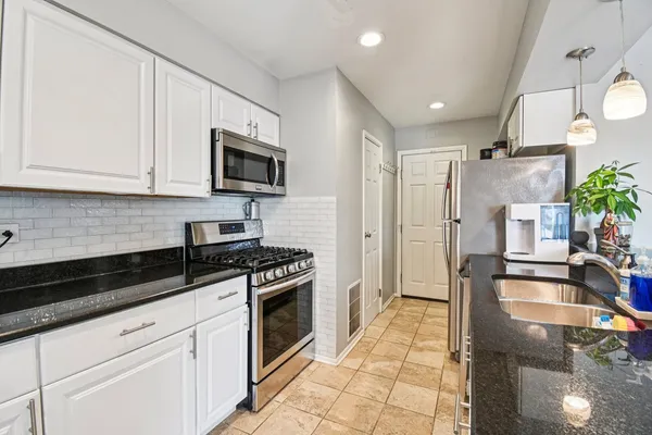 $270,000 | 8338 Portsmouth Drive, Unit B, Darien, IL 60561