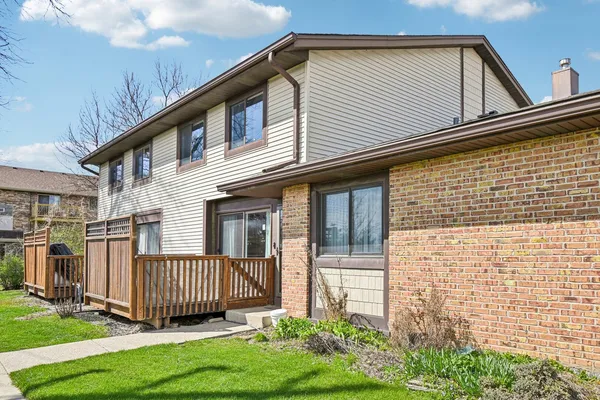 $270,000 | 8338 Portsmouth Drive, Unit B, Darien, IL 60561