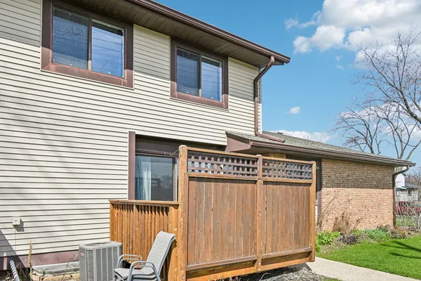 $270,000 | 8338 Portsmouth Drive, Unit B, Darien, IL 60561