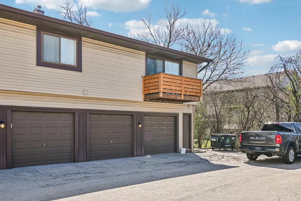 $270,000 | 8338 Portsmouth Drive, Unit B, Darien, IL 60561