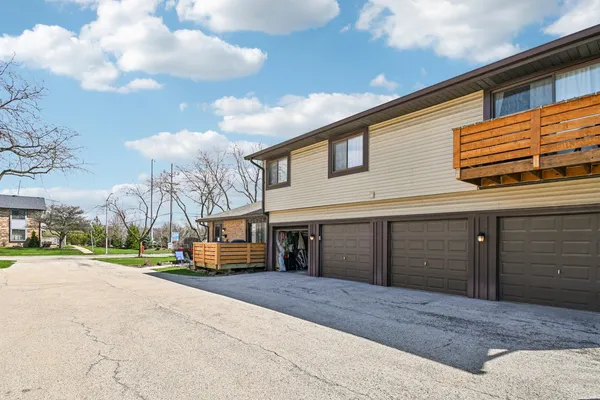 $270,000 | 8338 Portsmouth Drive, Unit B, Darien, IL 60561